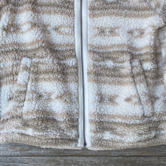 Old Navy Women’s Sherpa Jacket - Picture 4 of 7